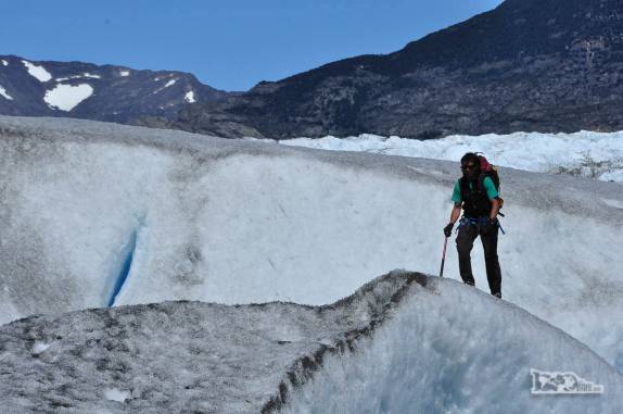 Nossos guias procuram um local apropriado para nosso curso de escalada no gelo no glaciar Viedma, no Parque Nacional Los Glaciares, região de El Chaltén, no sul da Argentina